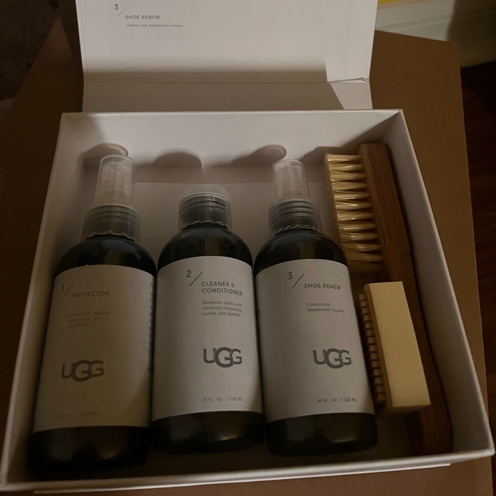 Selling Ugg boots size 4 with cleaning kit (brand new)